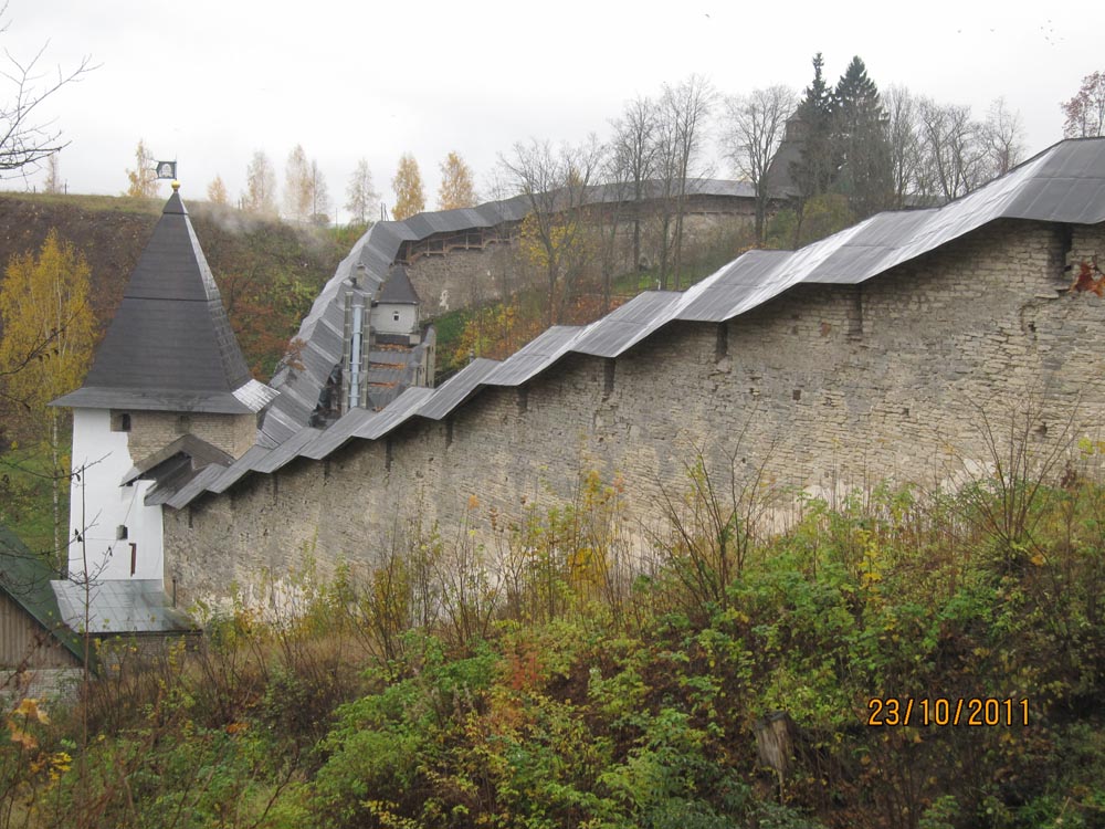 pechory_monastery_walls_1000.jpg