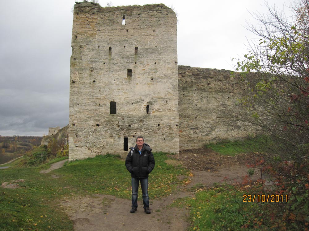 norman_izborsk_fortress_keep_outside_1000.jpg
